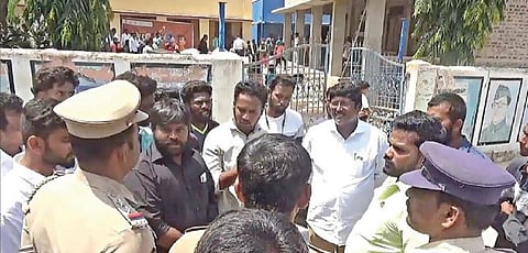விவசாய நிலம், வீடுகளுக்கு பட்டா வழங்கக் கோரி ஓசூர் அருகே கிராம சபை கூட்டத்தை புறக்கணித்த கிராம மக்கள்