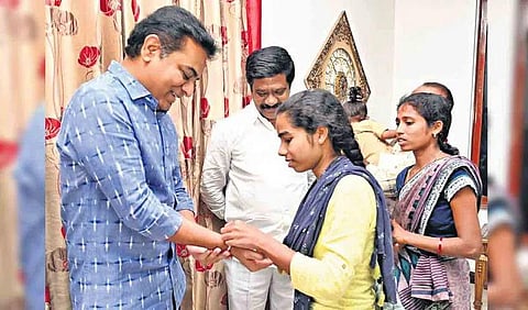தெலங்கானா அமைச்சர் கே.டி.ராமாராவுக்கு ராக்கி கட்டும் மாணவி ருத்ரா ரச்சனா.(கோப்புப்படம்)