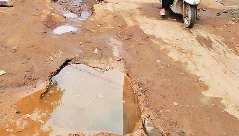 திண்டிவனம் நகரில் திடீரென பெய்த மழையில், பாதாளச் சாக் கடைக்காக தோண்டப்பட்ட பள்ளத்தில் சிக்கிக் கொண்ட வாகனம்.