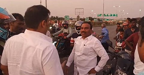 கோவை அருகே விபத்தில் சிக்கியவரை மீட்டு தனது காரில் மருத்துவமனைக்கு அனுப்பி வைத்த ஆ.ராசா எம்.பி