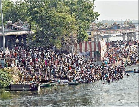 ஆடி அமாவாசையையொட்டி ராமேசுவரம் அக்னி தீர்த்தக் கடலில் தர்ப்பணம் கொடுத்து புனித நீராடக் குவிந்த பக்தர்கள்.