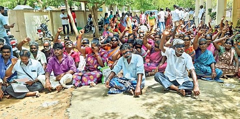 கோவில்பட்டியில் கோயில் கட்டிடம் கட்டுவது தொடர்பாக கோட்டாட்சியர் அலுவலக வளாகத்தில் போராட்டத்தில் ஈடுபட்ட கிராம மக்கள்