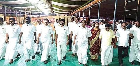 மதுரை வலையங்குளத்தில் அதிமுக மாநாட்டு பந்தலை பார்வையிட்ட முன்னாள் அமைச்சர் தளவாய் சுந்தரம் தலைமையிலான நெல்லை, குமரி மாவட்ட அதிமுக நிர்வாகிகள்.