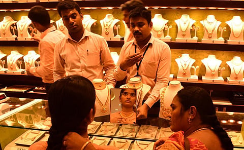 ஆக.18, 2023 | தங்கம் விலையில் பெரிய மாற்றமில்லை; சவரன் ரூ.43,640 க்கு விற்பனை
