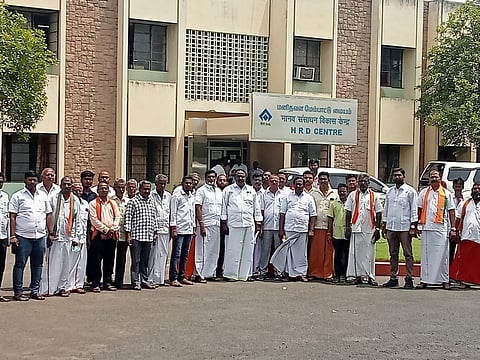 தமிழக ஆளுநரிடம் நீட் தேர்வு குறித்து கேள்வி எழுப்பிய சேலம் இரும்பாலை ஊழியர் மீது, நடவடிக்கை எடுக்க வலியுறுத்தி சேலம் இரும்பாலை நிர்வாகத்திடம் புகார் அளிக்க வந்திருந்த பாஜக-வினர்.