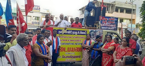 தருமபுரி ஆட்சியர் அலுவலகம் அருகில் நடந்த ஆர்ப்பாட்டத்தில் மார்க்சிஸ்ட் கம்யூனிஸ்ட் கட்சி மாநில செயலாளர் கே.பாலகிருஷ்ணன் பேசினார்.