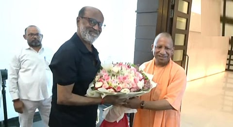 உ.பி முதல்வர் யோகி ஆதித்யநாத் காலில் விழுந்து ஆசி பெற்ற ரஜினி!