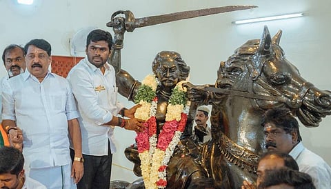 சுதந்திரப் போராட்ட வீரர் ஒண்டி வீரன் நினைவு தினத்தையொட்டி அவரது உருவச் சிலைக்கு பாஜக மாநிலத் தலைவர் அண்ணாமலை மாலை அணிவித்து மரியாதை செலுத்தினார்.