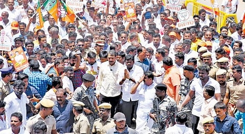 திருநெல்வேலி மாவட்டம் வள்ளியூரில் நடைபயணம் மேற்கொண்ட பாஜக மாநில தலைவர் அண்ணாமலை. படம்: மு. லெட்சுமி அருண்