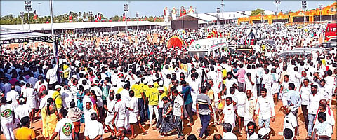 மதுரை அருகே வலையங்குளத்தில் நேற்று நடைபெற்ற அதிமுக மாநில மாநாட்டில் திரண்டிருந்த தொண்டர்கள்.