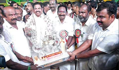மதுரை அதிமுக மாநில மாநாட்டில் அக்கட்சி பொதுச்செயலாளர் பழனிசாமிக்கு நினைவுப் பரிசு வழங்கிய முன்னாள் அமைச்சர்கள் செல்லூர் கே.ராஜூ, ஆர்.பி.உதயகுமார், நாஜன் செல்லப்பா எம்.எல்.ஏ படம்: எஸ்.கிருஷ்ணமூர்த்தி