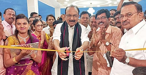 சிவகாசி நாரணாபுரம் சாலையில் உள்ள லலிதா திருமண மஹாலை மதிமுக பொது செயலாளர் வைகோ திறந்து வைத்தார்