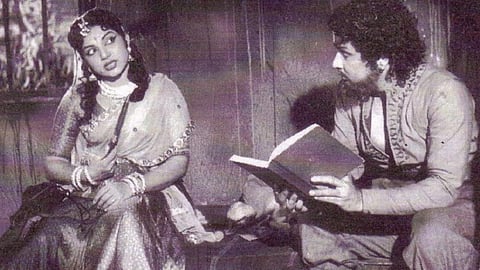 நாடோடி மன்னன் படத்தில் பானுமதி மற்றும் எம்.ஜி.ஆர்.