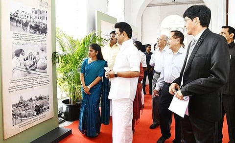 “தி இந்து” குழுமத்தின் ஆவண காப்பகத்தில் இருந்து தேர்வு செய்யப்பட்ட சென்னை நகரின் புகைப்படத் தொகுப்புகளைக் கொண்ட புகைப்படக் கண்காட்சியை திறந்து வைத்து முதல்வர் ஸ்டாலின் பார்வையிட்டார்.