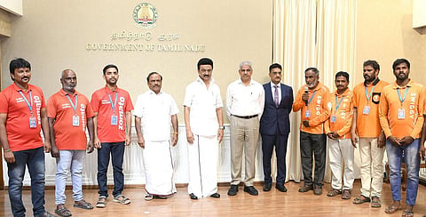 ஸ்விக்கி, ஸொமாட்டோ, ஓலா உள்ளிட்ட நிறுவனங்களில் பணியாற்றுவோருக்கு நலவாரியம் அமைத்ததற்காக, இணையவழி சேவை நிறுவனங்களின் வாயிலாக உணவு விநியோகம் மற்றும் சேவைப் பணிகளில் ஈடுபட்டுள்ள அமைப்புசாரா தொழிலாளர்களான ‘கிக்’ தொழிலாளர்கள், தலைமைச் செயலகத்தில் முதல்வர் மு.க.ஸ்டாலினை நேற்று சந்தித்து நன்றி தெரிவித்தனர். இந்நிகழ்ச்சியில். தொழிலாளர் துறை அமைச்சர் சி.வி.கணேசன். தலைமைச் செயலர் சிவ்தாஸ் மீனா, தொழிலாளர் ஆணையர் அதுல் ஆனந்த் ஆகியோர் கலந்து கொண்டனர்.