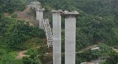 இடிந்து விழுந்த ரயில்வே மேம்பாலம்