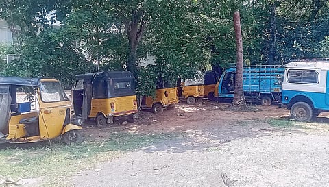 காஞ்சிபுரம் அண்ணா காவல் மைதானத்தில் நிறுத்தி வைக்கப்பட்டுள்ள பறிமுதல் ஆட்டோக்கள்.