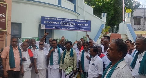 கும்பகோணம் | விவசாயிகள் குறைதீர்க்கும் கூட்டத்தில் அதிகாரி பங்கேற்காததால் விவசாயிகள் ஆர்ப்பாட்டம்