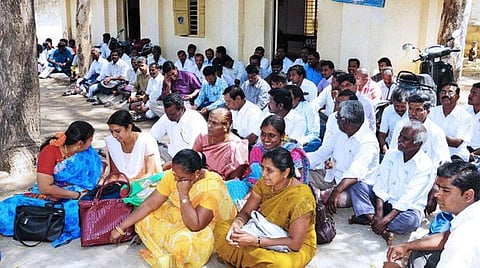 கிராம நிர்வாக அலுவலர்களுக்கு பணிப் பாதுகாப்பு சட்டம் இயற்ற வேண்டும்: வருவாய் நிர்வாக ஆணையரகம் கோரிக்கை