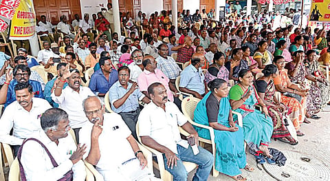 ஊதிய உயர்வு, பணி நிரந்தரம் என்பன உள்ளிட்ட பல்வே று கோரிக்கைகளை வலியுறுத்தி, சென்னை மாநகராட்சி செங்கொடி சங்கம் (சிஐடியு) சார்பில் மாநிலத் தலைவர் சவுந்தரராஜன் தலைமையில் உண்ணாவிரதப் போராட்டம்
ரிப்பன் மாளிகை வளாகத்தில் நேற்று நடந்தது. படம்: எஸ்.சத்தியசீலன்