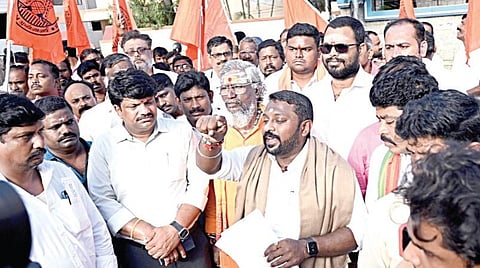 சென்னை வடபழனி, முருகன் கோயிலுக்கு சொந்தமான நிலத்தை கிறிஸ்தவர்களுக்கு வழங்கியதற்கு எதிர்ப்பு தெரிவித்து, இந்து முன்னணி சார்பில் சென்னை சாலிகிராமத்தில் நேற்று ஆர்ப்பாட்டம் நடந்தது. படம்: எஸ்.சத்தியசீலன்