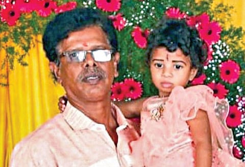 சென்னை அயனாவரத்தில் 6 வயது மகள் மானஸாவை கொலை செய்து விட்டு தற் கொலை செய்து கொண்ட கீதா கிருஷ்ணன்.