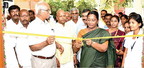 மதுரை மாவட்டம் சரந்தாங்கி கிராமத்தில் சிவானந்தா ஆசிரம வளாகத்தில் இலவச பொது மருத்துவமனையைத் திறந்துவைத்த மாவட்ட ஆட்சியர் சங்கீதா. உடன், மருத்துவர் நாராயணசாமி, ஆசிரம நிர்வாகிகள் உள்ளிட்டோர். படம்: என்.தங்கரத்தினம்