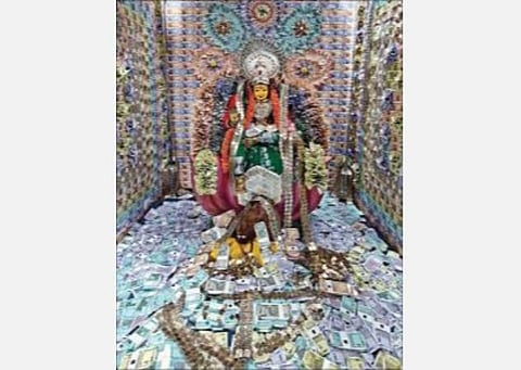 ஆந்திர மாநிலம், கிழக்கு கோதாவரி மாவட்டத்தில் முசலம்மன் கோயிலில், வரலட்சுமி விரதத்தையொட்டி, மகாலட்சுமி தாயாருக்கு ரூ.13.25 லட்சம் நோட்டுகளால் சிறப்பு அலங்காரம் செய்யப்பட்டது.