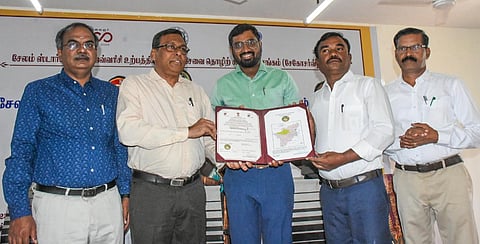 ஜவ்வரிசிக்கான புவிசார் குறியீடு சான்றிதழை, மாவட்ட ஆட்சியர் கார்மேகத்திடம் தமிழ்நாடு அரசு புவிசார் குறியீடு பதிவு பெற்ற பொருட்களின் ஒருங்கிணைப்பு அலுவலர் சஞ்சய் சாய் காந்தி வழங்கினார்.