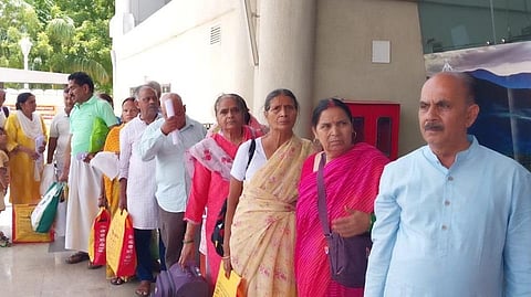 மதுரையில் சுற்றுலா ரயில் பெட்டியில் ஏற்பட்ட தீ விபத்தில் காயமின்றி தப்பிய பயணிகள் விமானம் மூலம் சொந்த ஊருக்கு அனுப்பி வைக்கப்பட்டனர்