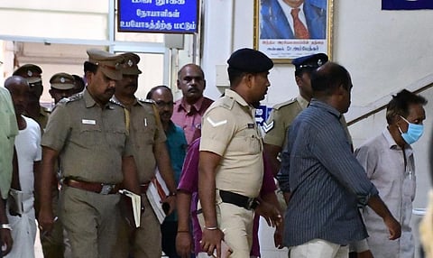 மதுரையில் ரயில் பெட்டி தீ விபத்துக்கு சமையலர்கள் காரணமா?- போலீஸில் சிக்கிய 5 பேரிடம் தொடர் விசாரணை