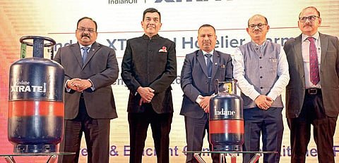 இந்தியன் ஆயில் நிறுவனத்தின் புதிய இண்டேன் எக்ஸ்ட்ராடெஜ் எல்பிஜி சிலிண்டரின் விளம்பர தூதுவராக நியமிக்கப்பட்டுள்ள பிரபல சமையல் கலை நிபுணர் சஞ்ஜீவ் கபூர், இந்தியன் ஆயில் நிறுவனத்தின் செயல் இயக்குநர் (எல்பிஜி) கே.சைலேந்திரா உள்ளிட்டோர்.