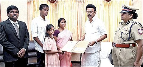 திருச்சி மாநகரில் பணியின்போது விபத்தில் உயிரிழந்த தலைமைக் காவலர் குடும்பத்துக்கு நேற்று ரூ.25 லட்சம் நிவாரண நிதி வழங்கிய முதல்வர் மு.க.ஸ்டாலின். உடன் ஆட்சியர் மா.பிரதீப்குமார், காவல் ஆணையர் என்.காமினி.