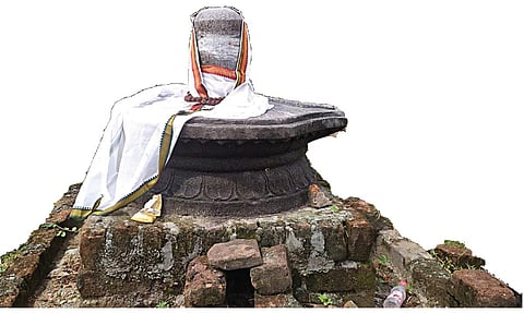 கோயிலுக்கு வெளியே குடிகொண்ட சிவன்: நாயக்கர் கால 18-ம் நூற்றாண்டு கோயில் கண்டுபிடிப்பு