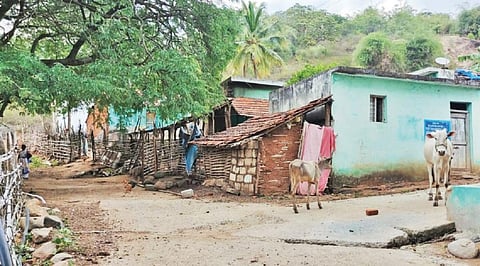 அடிப்படை வசதியில்லாததால், பலரும் வெளியூர் சென்ற நிலையில் மக்கள் நடமாட்டமின்றி வெறிச்சோடி காணப்படும் ஈரான் தொட்டி மலைக் கிராமம்