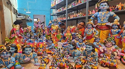 மதுரை விளாச்சேரியில் கிருஷ்ணன் ஜெயந்தியை முன்னிட்டு வெளிமாநிலங்களுக்கு அனுப்பத்தயாராகும் கிருஷ்ணன் சிலைகளுக்கு வர்ணம் பூசும் கைவினைக்கலைஞர்கள்.