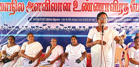 தமிழ்நாடு கிராம சுகாதார செவிலியர்கள் சங்கம் சார்பில், பல்வேறு கோரிக்கைகளை வலியுறுத்தி, எழும்பூர் ராஜரத்தினம் மைதானம் அருகே நேற்று உண்ணாவிரதப் போராட்டம் நடந்தது. படம்: எஸ்.சத்தியசீலன்