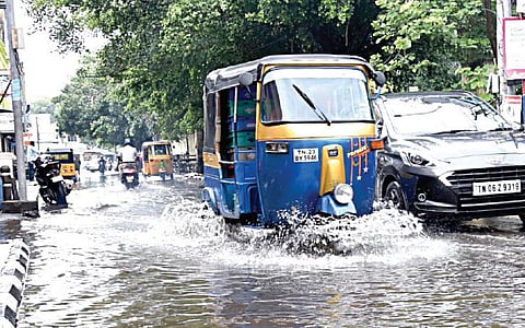 அண்ணா சாலை அருகே உள்ள உட்ஸ் சாலையில் தேங்கிய மழை நீரில் செல்லும் வாகனங்கள். படங்கள்: ம.பிரபு