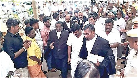 புதுக்கோட்டை நீதிமன்றத்தில் நேற்று ஆஜராக வந்த முன்னாள் அமைச்சர் சி.விஜயபாஸ்கர்.