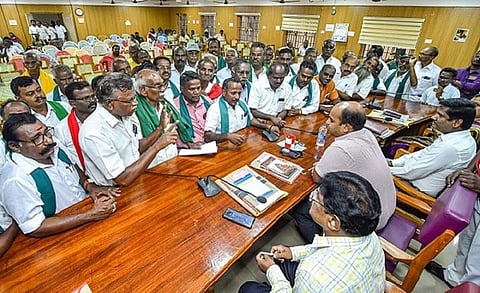 காவிரி வாரிய ஆணையத் தலைவரை மாற்ற வலியுறுத்தி தஞ்சை ஆட்சியரை முற்றுகையிட்டு விவசாயிகள் ஆர்ப்பாட்டம்