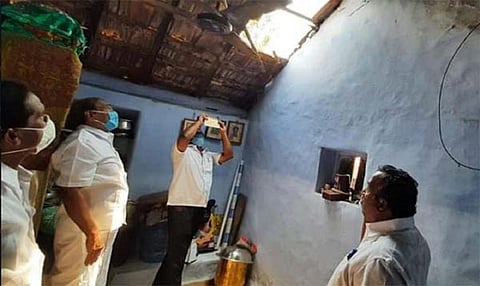 காங்கயம் அருகே சேதப்படுத்தப்பட்ட சலவைத் தொழிலாளியின் வீட்டில் திருப்பூர் எம்.பி. ஆய்வு