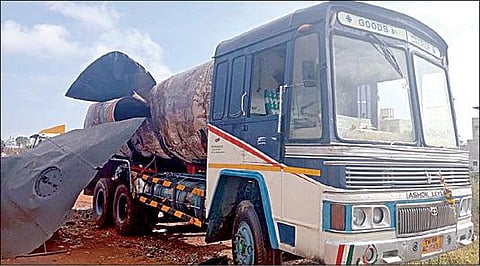 கோவை அருகே வெல்டிங் வைக்கும்போது வெடித்து சிதறியதில் சேதமடைந்து காணப்படும் டேங்கர் லாரி.