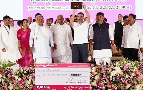 கர்நாடகாவில் குடும்ப தலைவிகளுக்கு மாதம் ரூ.2,000 வழங்கும் திட்டத்தை தொடங்கினார் ராகுல் காந்தி