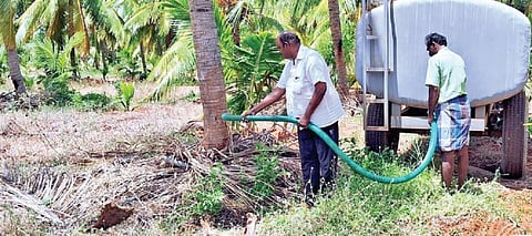 கண்முன்னே கருகும் பயிர்கள் - காப்பாற்ற போராடும் ராதாபுரம் விவசாயிகள்!