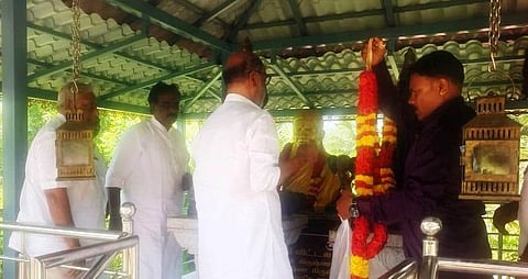கிருஷ்ணகிரி அருகே பூர்விக கிராமத்துக்குச் சென்ற ரஜினி - பெற்றோர் நினைவகத்தில் மரியாதை