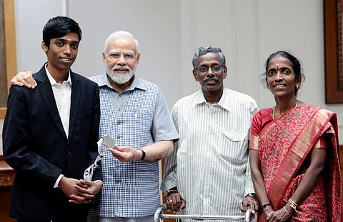உலகக் கோப்பை செஸ் தொடரில் வெள்ளிப் பதக்கம் வென்ற இந்திய கிராண்ட் மாஸ்டரான தமிழகத்தை சேர்ந்த பிரக்ஞானந்தா தனது பெற்றோருடன் டெல்லியில் நேற்று பிரதமர் நரேந்திர மோடியை அவரது இல்லத்தில் சந்தித்து வாழ்த்து பெற்றார்.