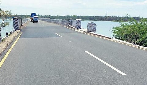 ஈசிஆரில் விபத்து எச்சரிக்கை பலகைகள் வைக்க கோரிக்கை