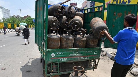 வர்த்தகப் பயன்பாட்டுக்கான சிலிண்டர் விலை குறைப்பு