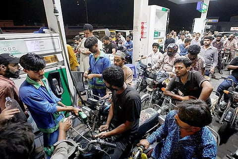 பாகிஸ்தான் வரலாற்றில் முதல்முறை: ரூ.300-ஐ கடந்த பெட்ரோல், டீசல் விலை