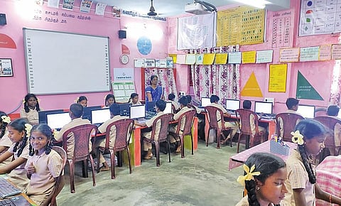குறிஞ்சிப்பாடி அருகே தங்களிக்குப்பம் ஊராட்சி ஒன்றிய நடுநிலைப் பள்ளியில் அமைக்கப்பட்டுள்ள கணித கணினி ஆய்வகம்.